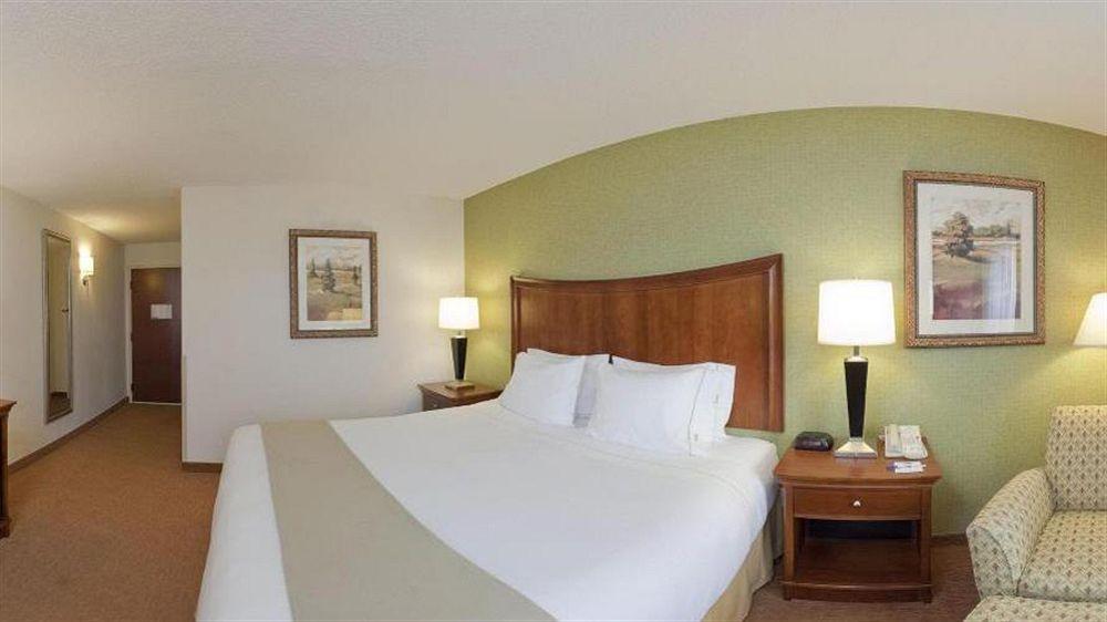 Holiday Inn Express & Suites Asheville Sw - Outlet Ctr Area By Ihg Room photo