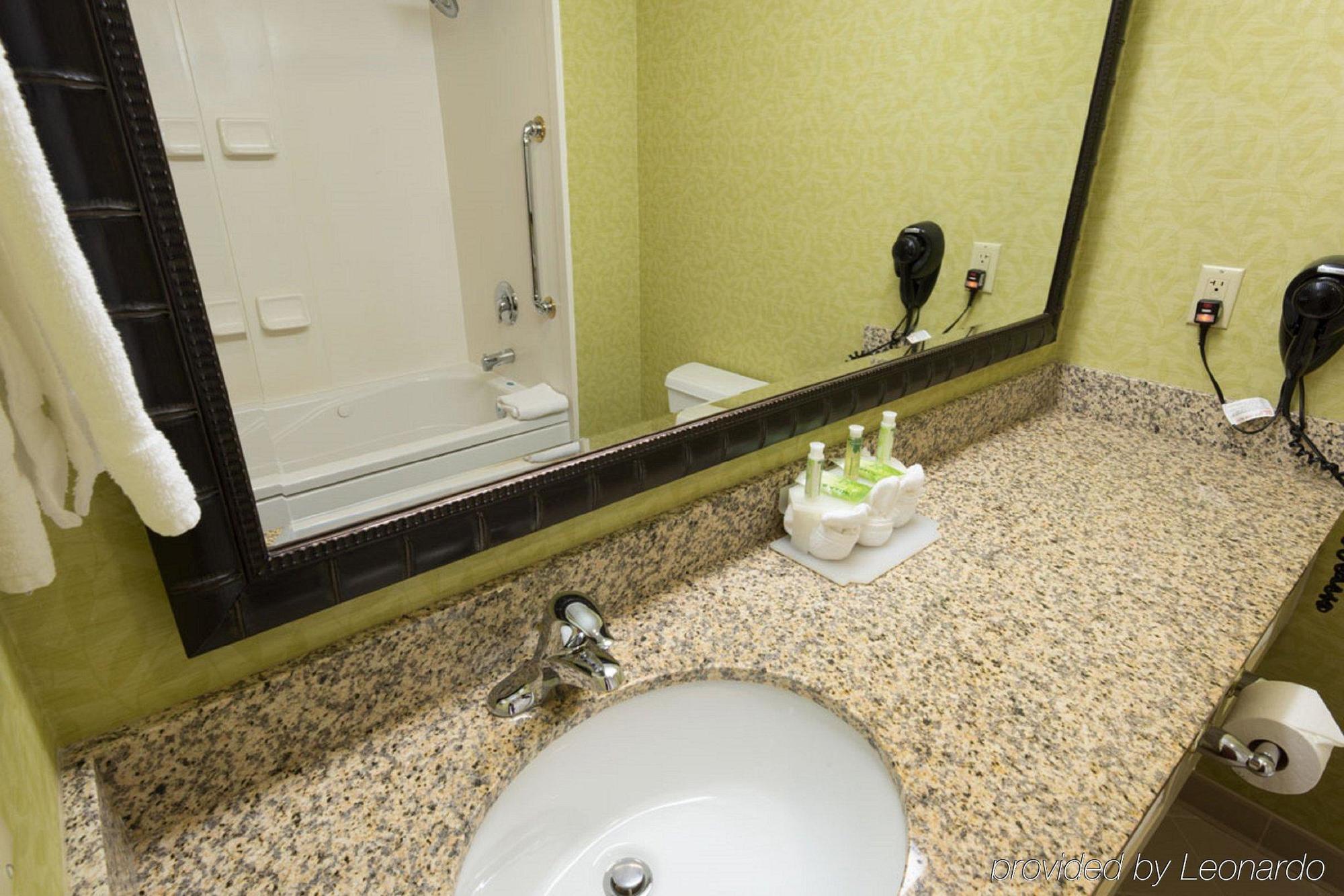 Holiday Inn Express & Suites Asheville Sw - Outlet Ctr Area By Ihg Exterior photo